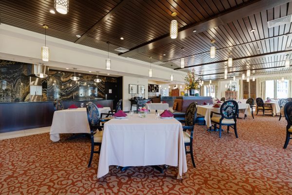 A large dining room with lots of tables and chairs.