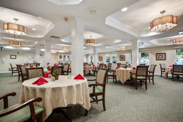 A large dining room with lots of tables and chairs.