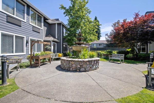 A courtyard at Aegis Living