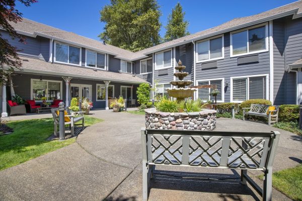 A courtyard at Aegis Living